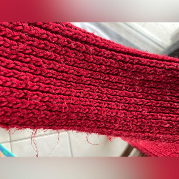 Red Scarf long fringe - Picture 3 of 3